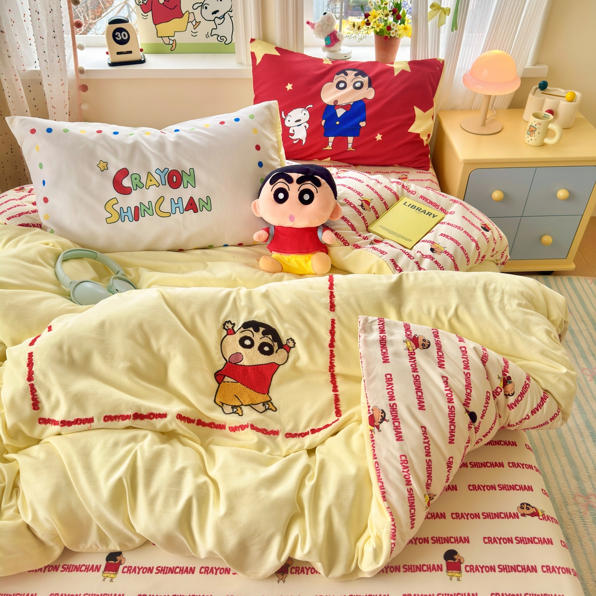 91家纺网 家纺一手货源 找家纺 一霖家纺 2026新款正品蜡笔小新高克重云朵棉毛巾绣数码枕套系列四件套热推款 嗨皮小新