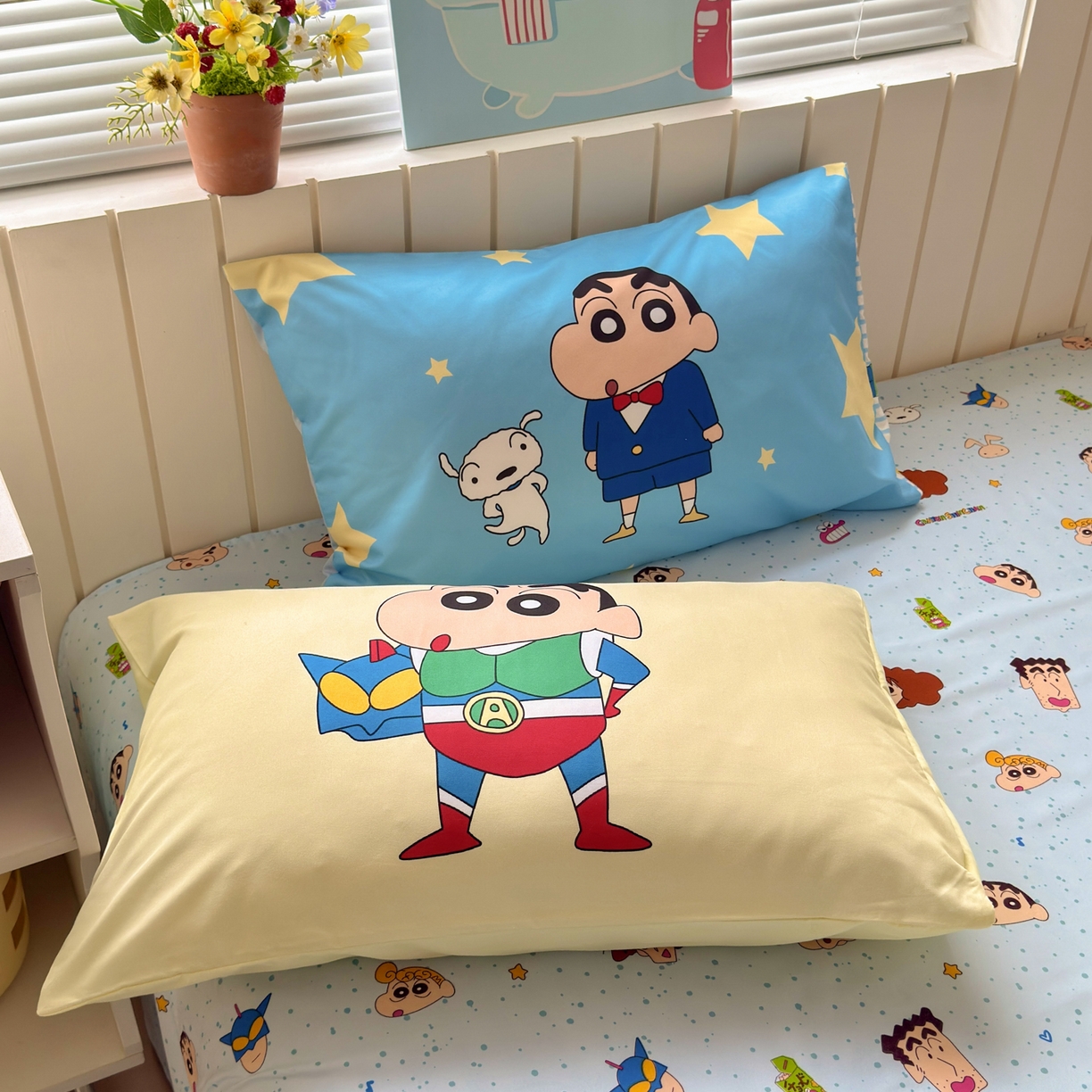 91家纺网 家纺一手货源 找家纺 一霖家纺 2026新款正品蜡笔小新高克重云朵棉毛巾绣数码枕套系列四件套热推款 小新大家族