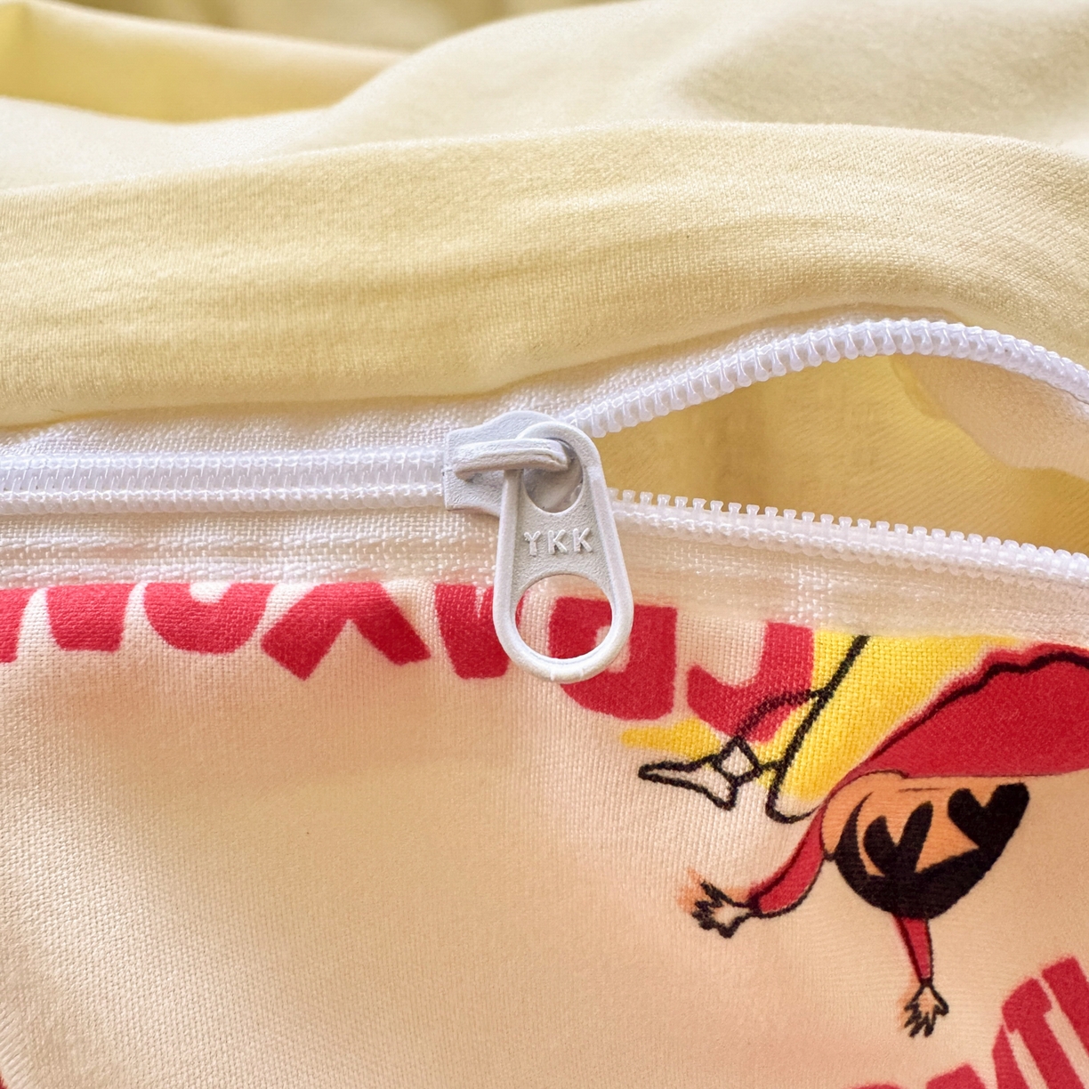 91家纺网 家纺一手货源 找家纺 一霖家纺 2026新款正品蜡笔小新高克重云朵棉毛巾绣数码枕套系列四件套热推款 嗨皮小新