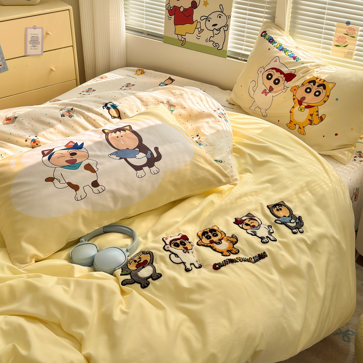 91家纺网 家纺一手货源 找家纺 一霖家纺 2026新款正品蜡笔小新高克重云朵棉毛巾绣数码枕套系列四件套热推款 小新变装秀