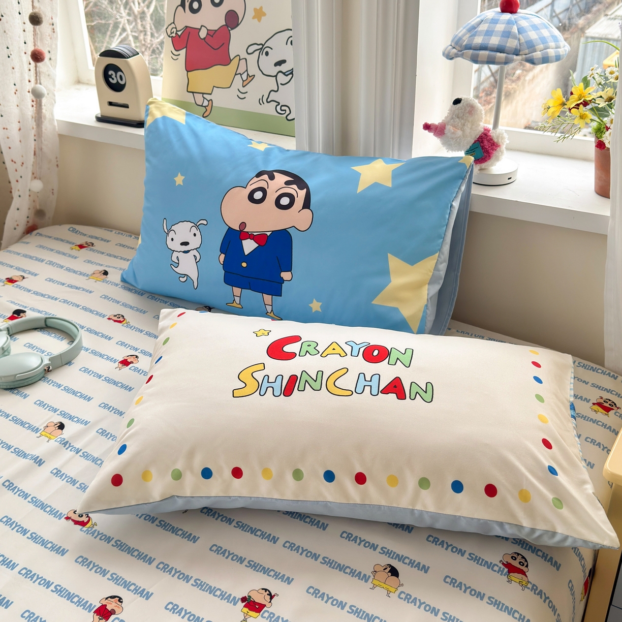 91家纺网 家纺一手货源 找家纺 一霖家纺 2026新款正品蜡笔小新高克重云朵棉毛巾绣数码枕套系列四件套热推款 小新BIUBIU