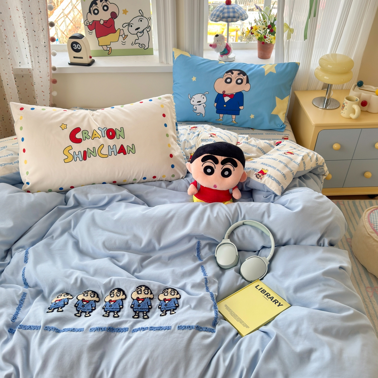 91家纺网 家纺一手货源 找家纺 一霖家纺 2026新款正品蜡笔小新高克重云朵棉毛巾绣数码枕套系列四件套热推款 小新BIUBIU