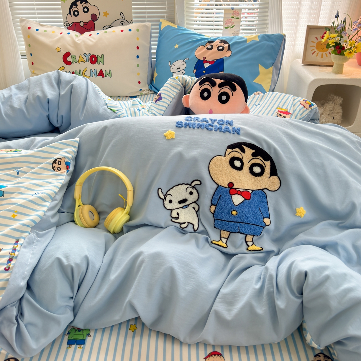 91家纺网 家纺一手货源 找家纺 一霖家纺 2026新款正品蜡笔小新高克重云朵棉毛巾绣数码枕套系列四件套热推款 海盐蜡笔小新