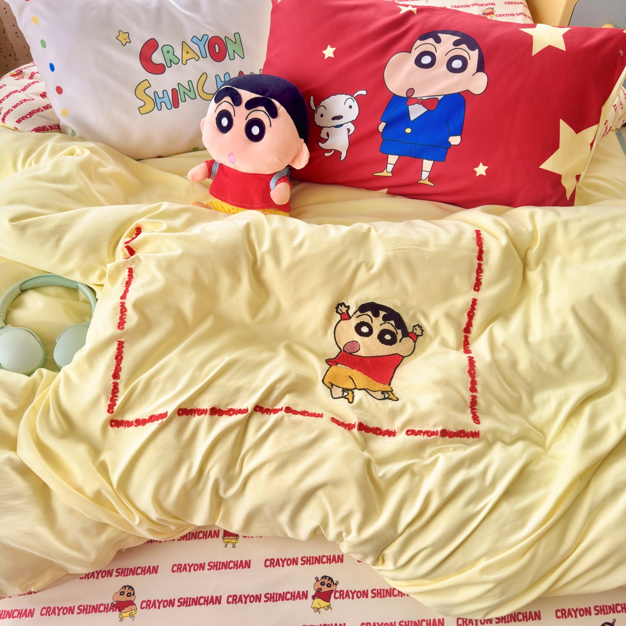 91家纺网 家纺一手货源 找家纺 一霖家纺 2026新款正品蜡笔小新高克重云朵棉毛巾绣数码枕套系列四件套热推款 嗨皮小新