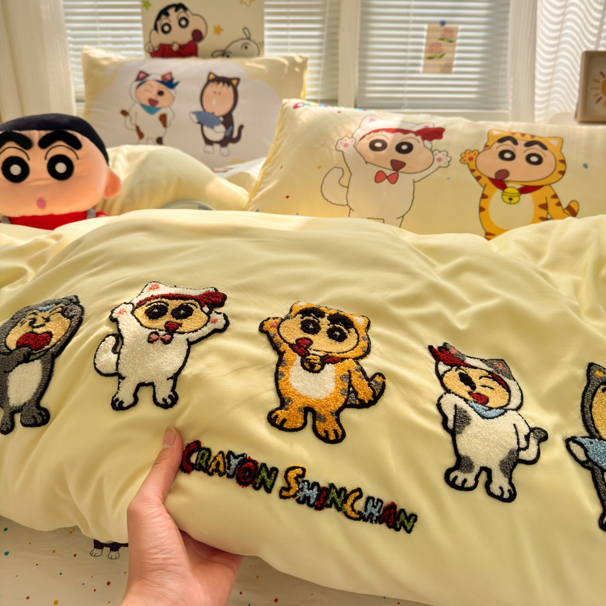 91家纺网 家纺一手货源 找家纺 一霖家纺 2026新款正品蜡笔小新高克重云朵棉毛巾绣数码枕套系列四件套热推款 小新变装秀