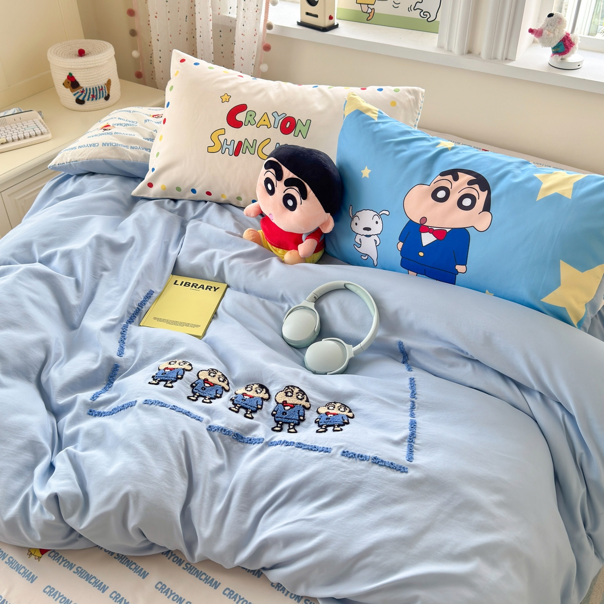 91家纺网 家纺一手货源 找家纺 一霖家纺 2026新款正品蜡笔小新高克重云朵棉毛巾绣数码枕套系列四件套热推款 小新BIUBIU