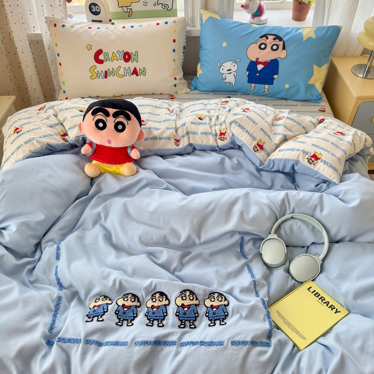 91家纺网 家纺一手货源 找家纺 一霖家纺 2026新款正品蜡笔小新高克重云朵棉毛巾绣数码枕套系列四件套热推款 小新BIUBIU