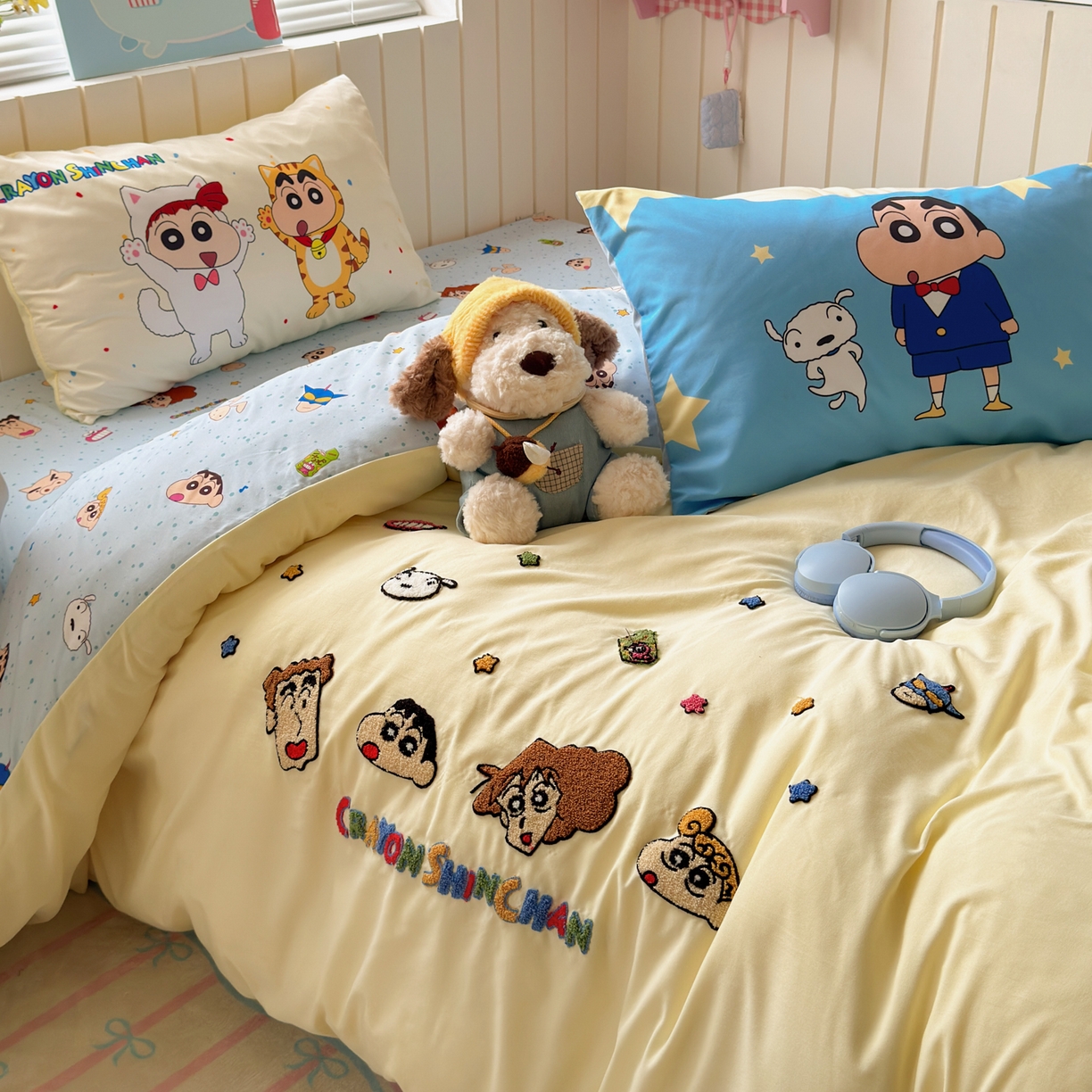 91家纺网 家纺一手货源 找家纺 一霖家纺 2026新款正品蜡笔小新高克重云朵棉毛巾绣数码枕套系列四件套热推款 呆萌蜡笔小新