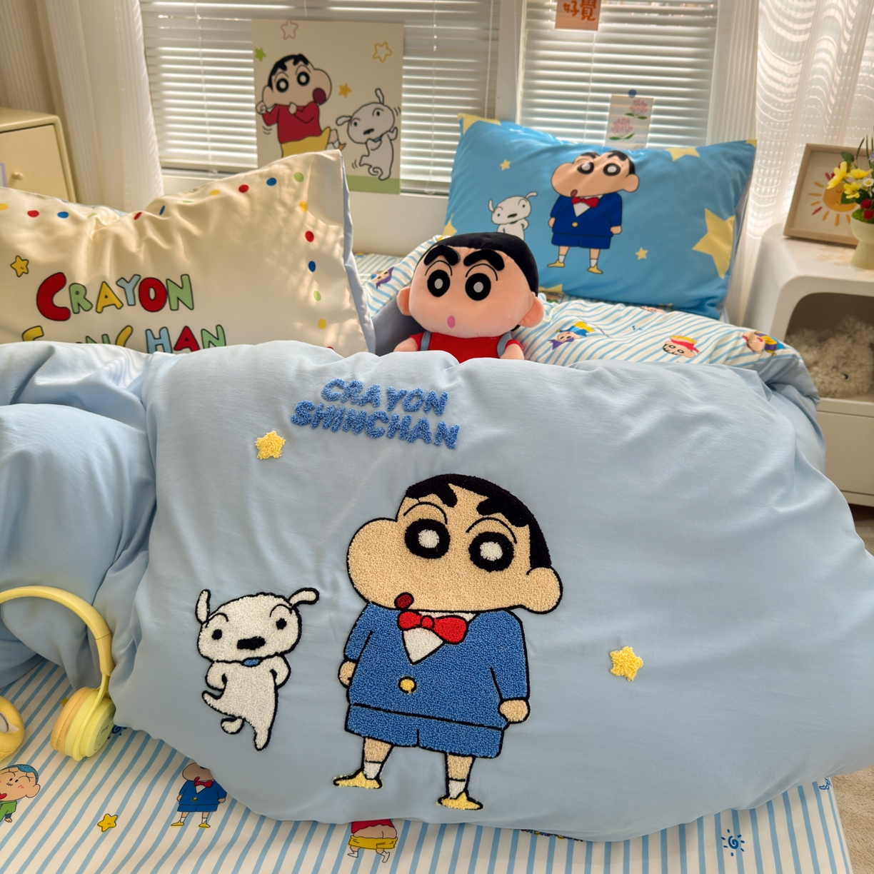 91家纺网 家纺一手货源 找家纺 一霖家纺 2026新款正品蜡笔小新高克重云朵棉毛巾绣数码枕套系列四件套热推款 海盐蜡笔小新