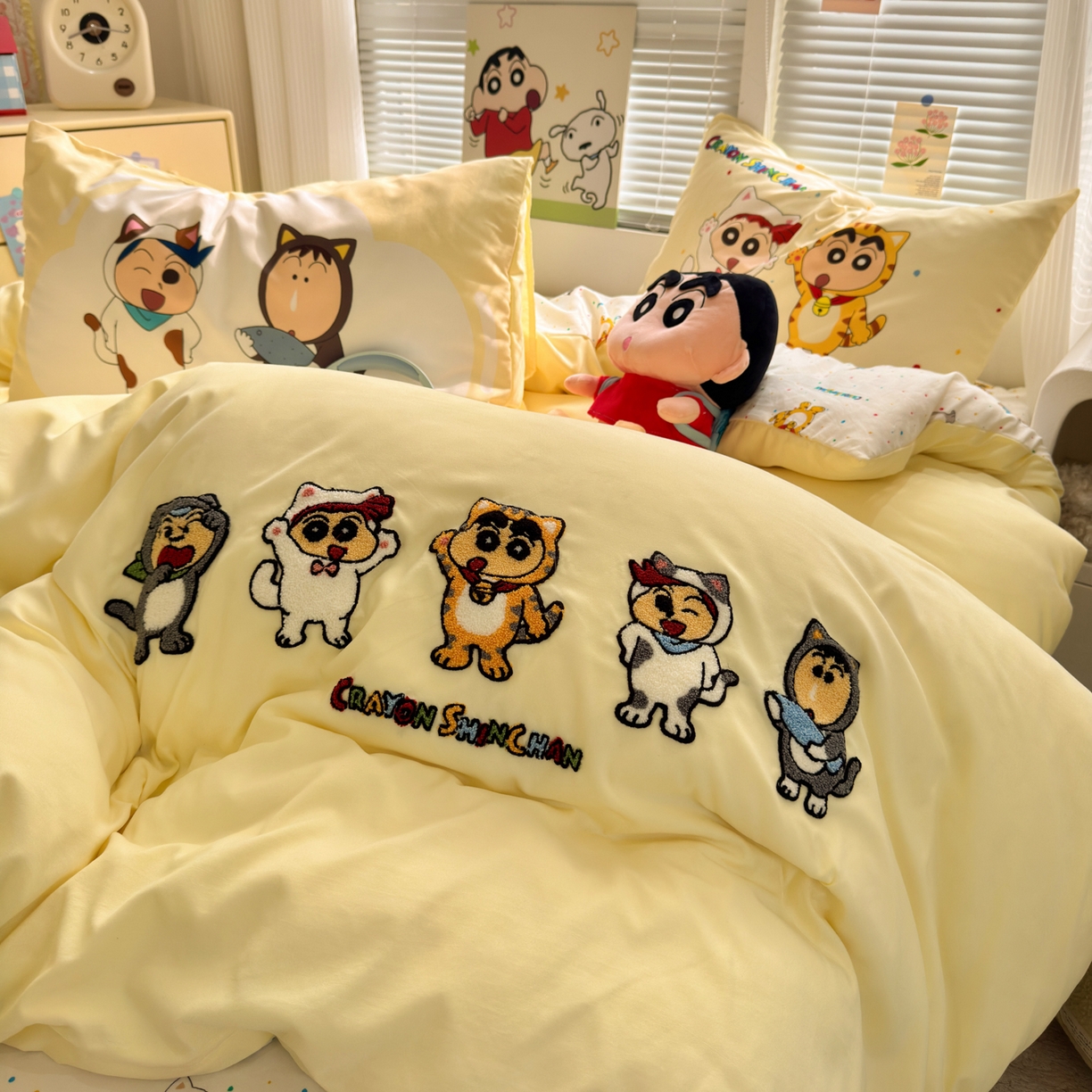 91家纺网 家纺一手货源 找家纺 一霖家纺 2026新款正品蜡笔小新高克重云朵棉毛巾绣数码枕套系列四件套热推款 小新变装秀