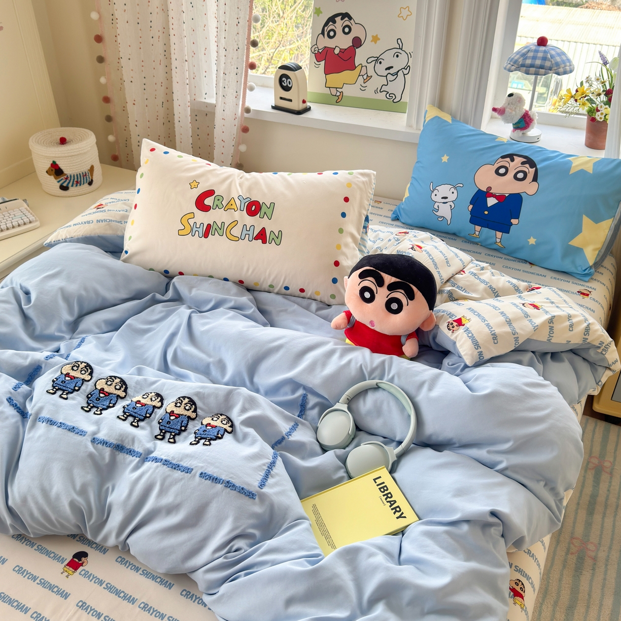 91家纺网 家纺一手货源 找家纺 一霖家纺 2026新款正品蜡笔小新高克重云朵棉毛巾绣数码枕套系列四件套热推款 小新BIUBIU