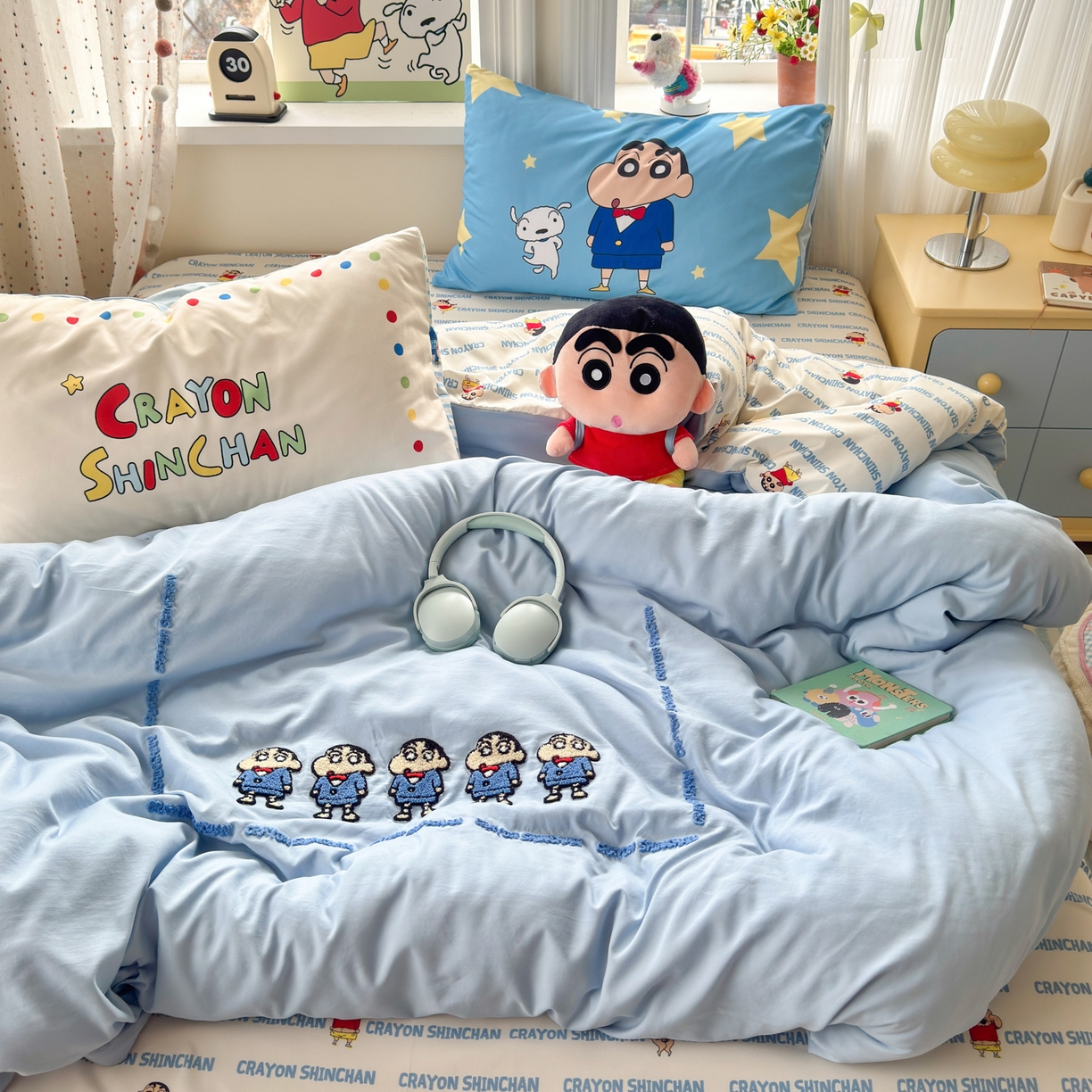 91家纺网 家纺一手货源 找家纺 一霖家纺 2026新款正品蜡笔小新高克重云朵棉毛巾绣数码枕套系列四件套热推款 小新BIUBIU