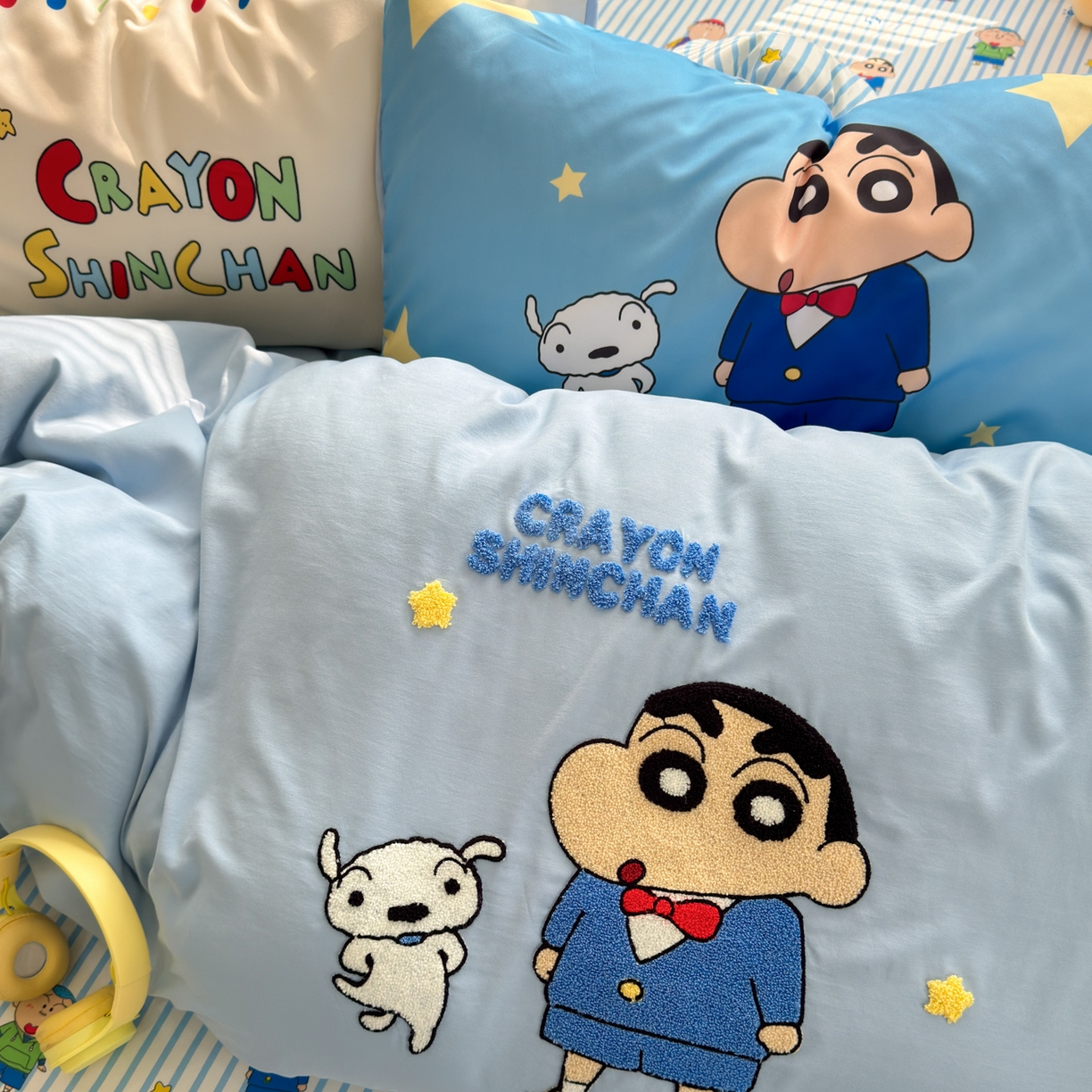 91家纺网 家纺一手货源 找家纺 一霖家纺 2026新款正品蜡笔小新高克重云朵棉毛巾绣数码枕套系列四件套热推款 海盐蜡笔小新