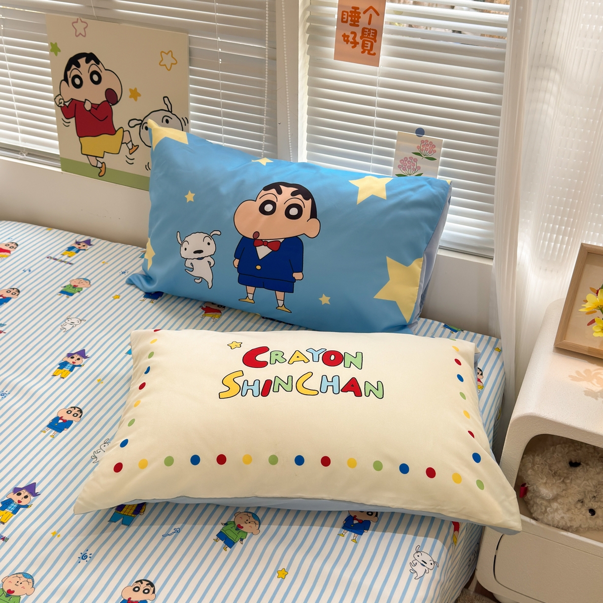 91家纺网 家纺一手货源 找家纺 一霖家纺 2026新款正品蜡笔小新高克重云朵棉毛巾绣数码枕套系列四件套热推款 海盐蜡笔小新