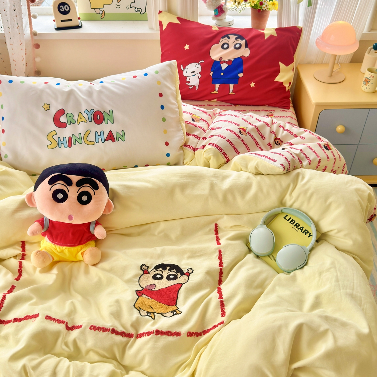 91家纺网 家纺一手货源 找家纺 一霖家纺 2026新款正品蜡笔小新高克重云朵棉毛巾绣数码枕套系列四件套热推款 嗨皮小新