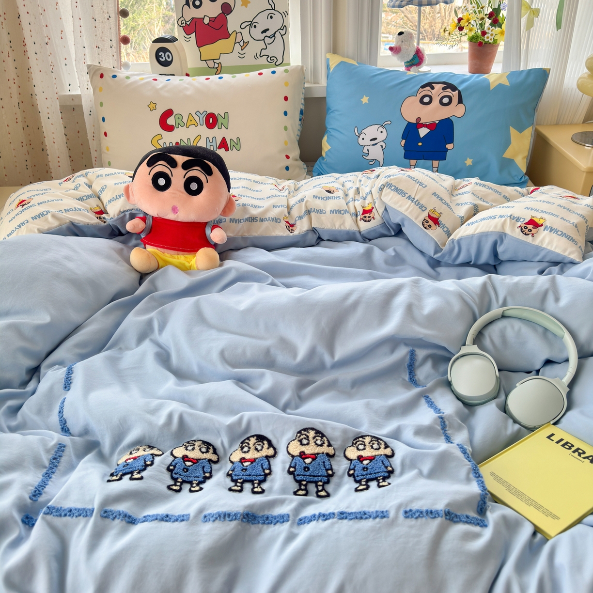 91家纺网 家纺一手货源 找家纺 一霖家纺 2026新款正品蜡笔小新高克重云朵棉毛巾绣数码枕套系列四件套热推款 小新BIUBIU