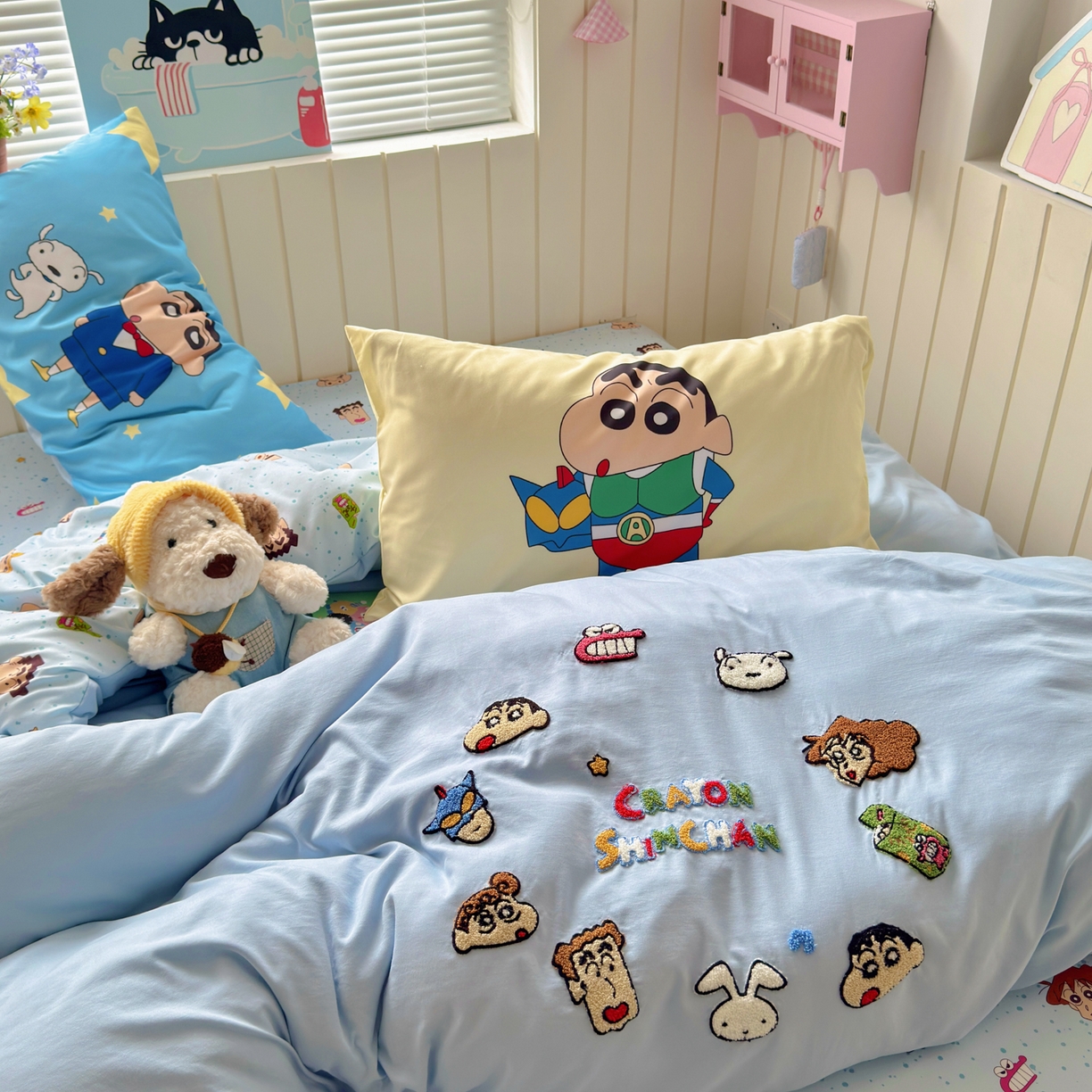 91家纺网 家纺一手货源 找家纺 一霖家纺 2026新款正品蜡笔小新高克重云朵棉毛巾绣数码枕套系列四件套热推款 小新大家族