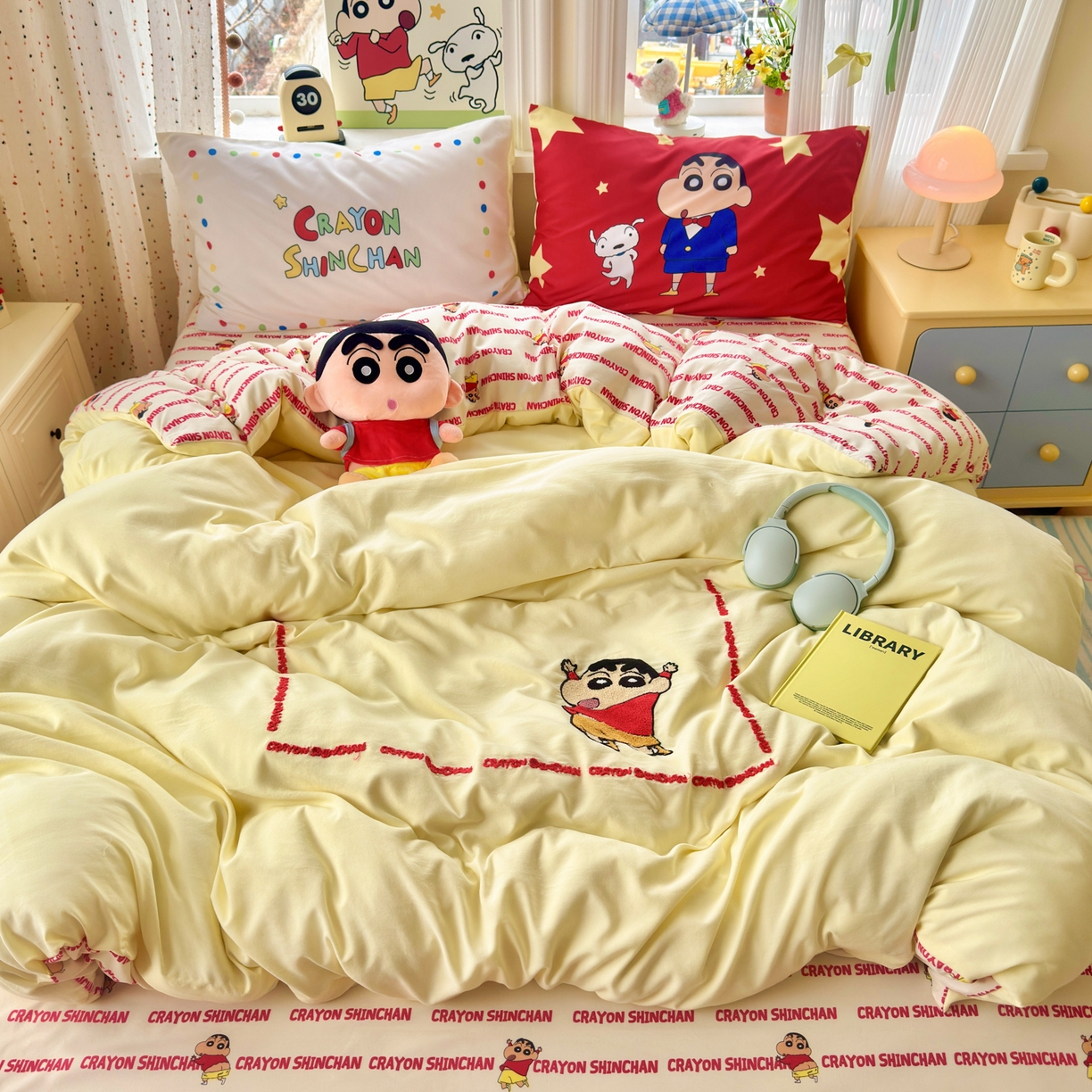 91家纺网 家纺一手货源 找家纺 一霖家纺 2026新款正品蜡笔小新高克重云朵棉毛巾绣数码枕套系列四件套热推款 嗨皮小新