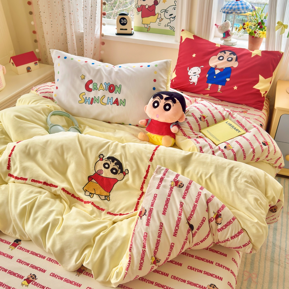 91家纺网 家纺一手货源 找家纺 一霖家纺 2026新款正品蜡笔小新高克重云朵棉毛巾绣数码枕套系列四件套热推款 嗨皮小新