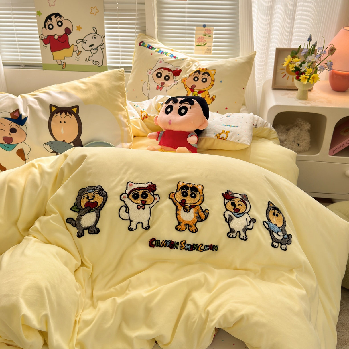 91家纺网 家纺一手货源 找家纺 一霖家纺 2026新款正品蜡笔小新高克重云朵棉毛巾绣数码枕套系列四件套热推款 小新变装秀