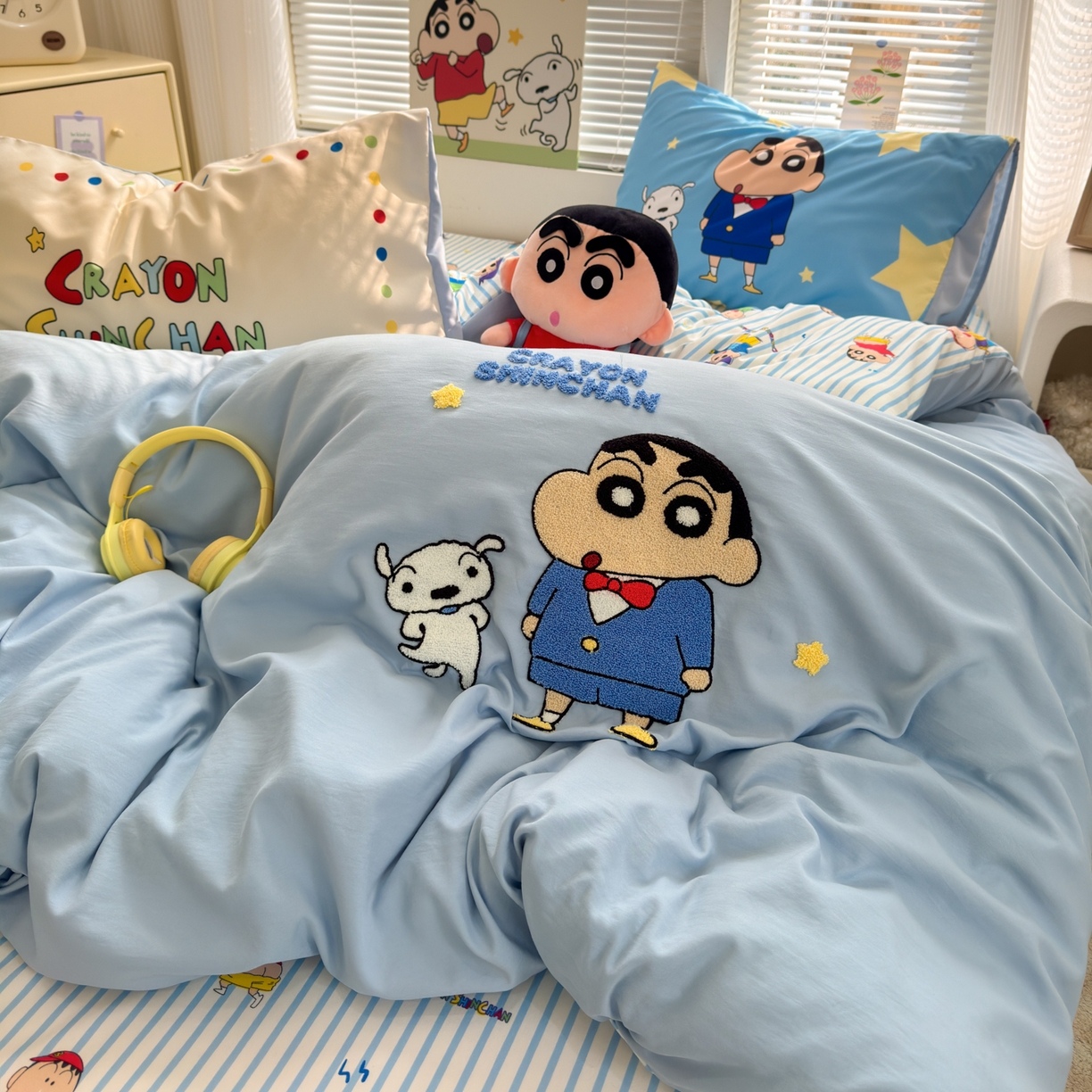 91家纺网 家纺一手货源 找家纺 一霖家纺 2026新款正品蜡笔小新高克重云朵棉毛巾绣数码枕套系列四件套热推款 海盐蜡笔小新