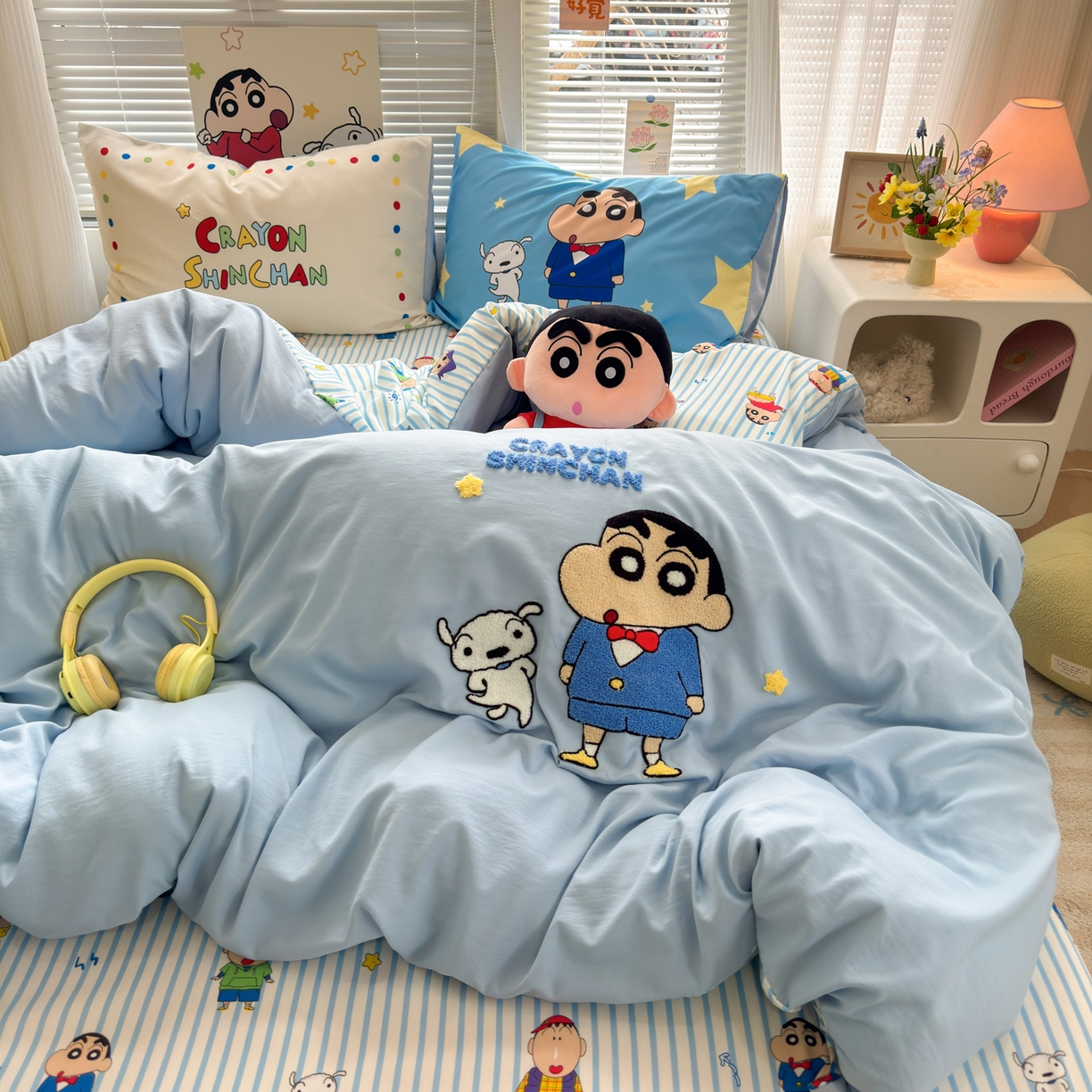 91家纺网 家纺一手货源 找家纺 一霖家纺 2026新款正品蜡笔小新高克重云朵棉毛巾绣数码枕套系列四件套热推款 海盐蜡笔小新