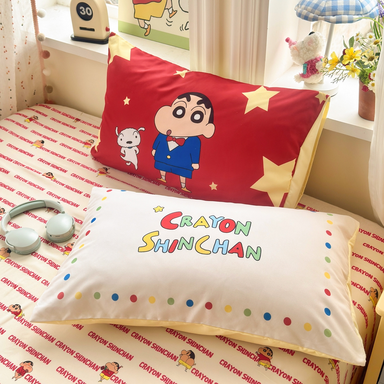 91家纺网 家纺一手货源 找家纺 一霖家纺 2026新款正品蜡笔小新高克重云朵棉毛巾绣数码枕套系列四件套热推款 嗨皮小新