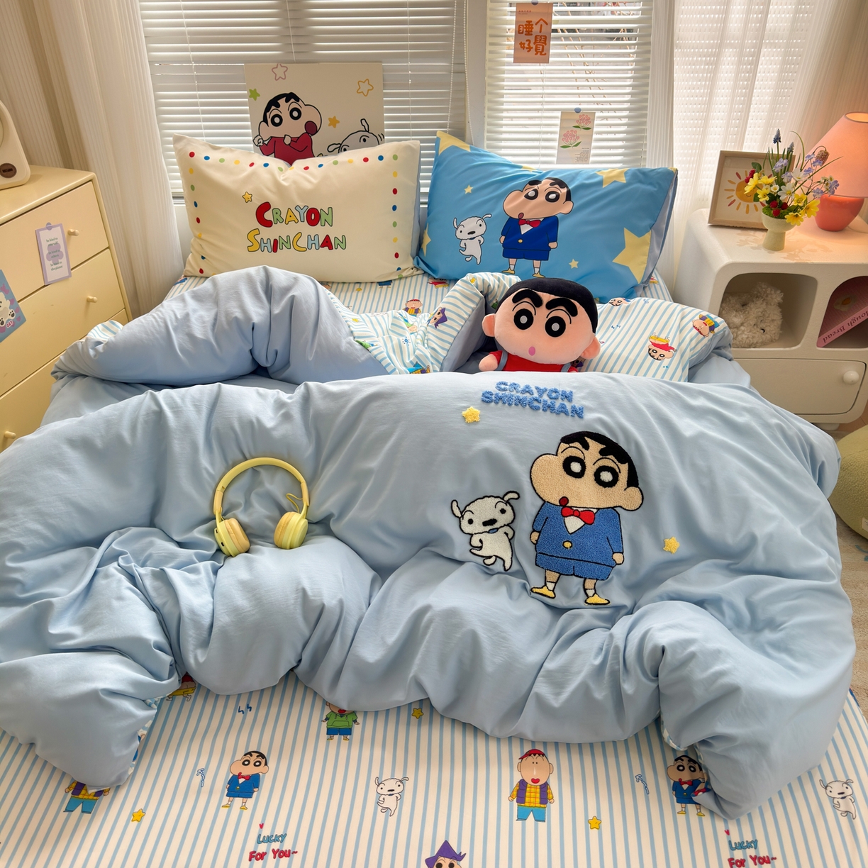 91家纺网 家纺一手货源 找家纺 一霖家纺 2026新款正品蜡笔小新高克重云朵棉毛巾绣数码枕套系列四件套热推款 海盐蜡笔小新