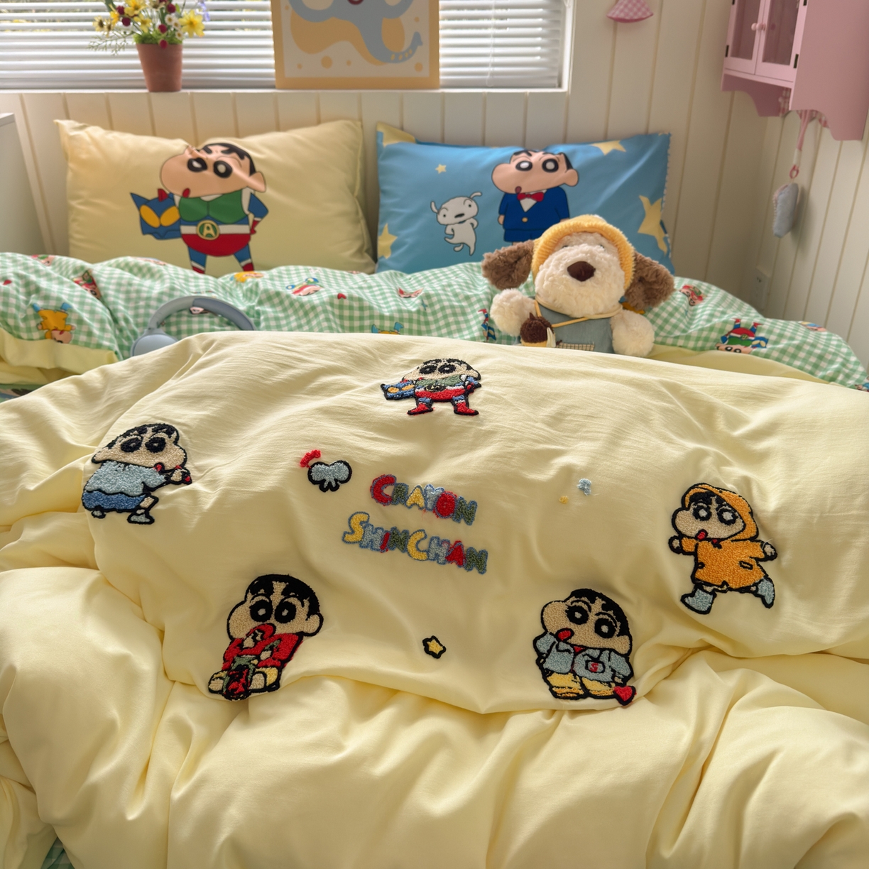 91家纺网 家纺一手货源 找家纺 一霖家纺 2026新款正品蜡笔小新高克重云朵棉毛巾绣数码枕套系列四件套热推款 动感光波