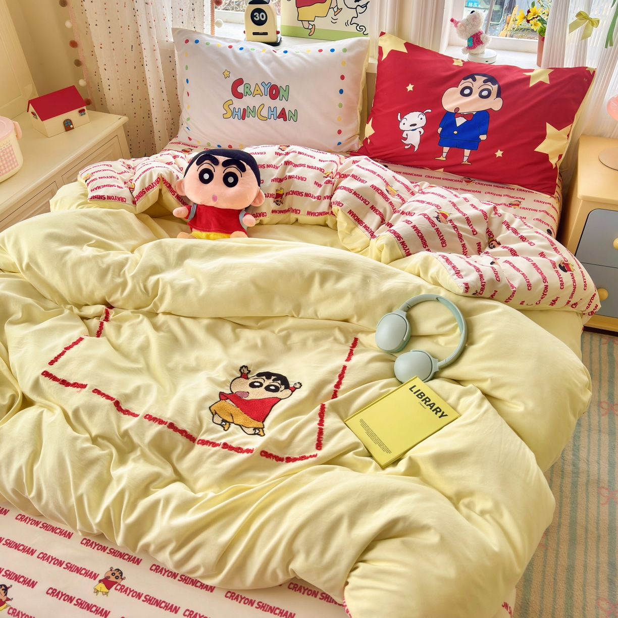 91家纺网 家纺一手货源 找家纺 一霖家纺 2026新款正品蜡笔小新高克重云朵棉毛巾绣数码枕套系列四件套热推款 嗨皮小新