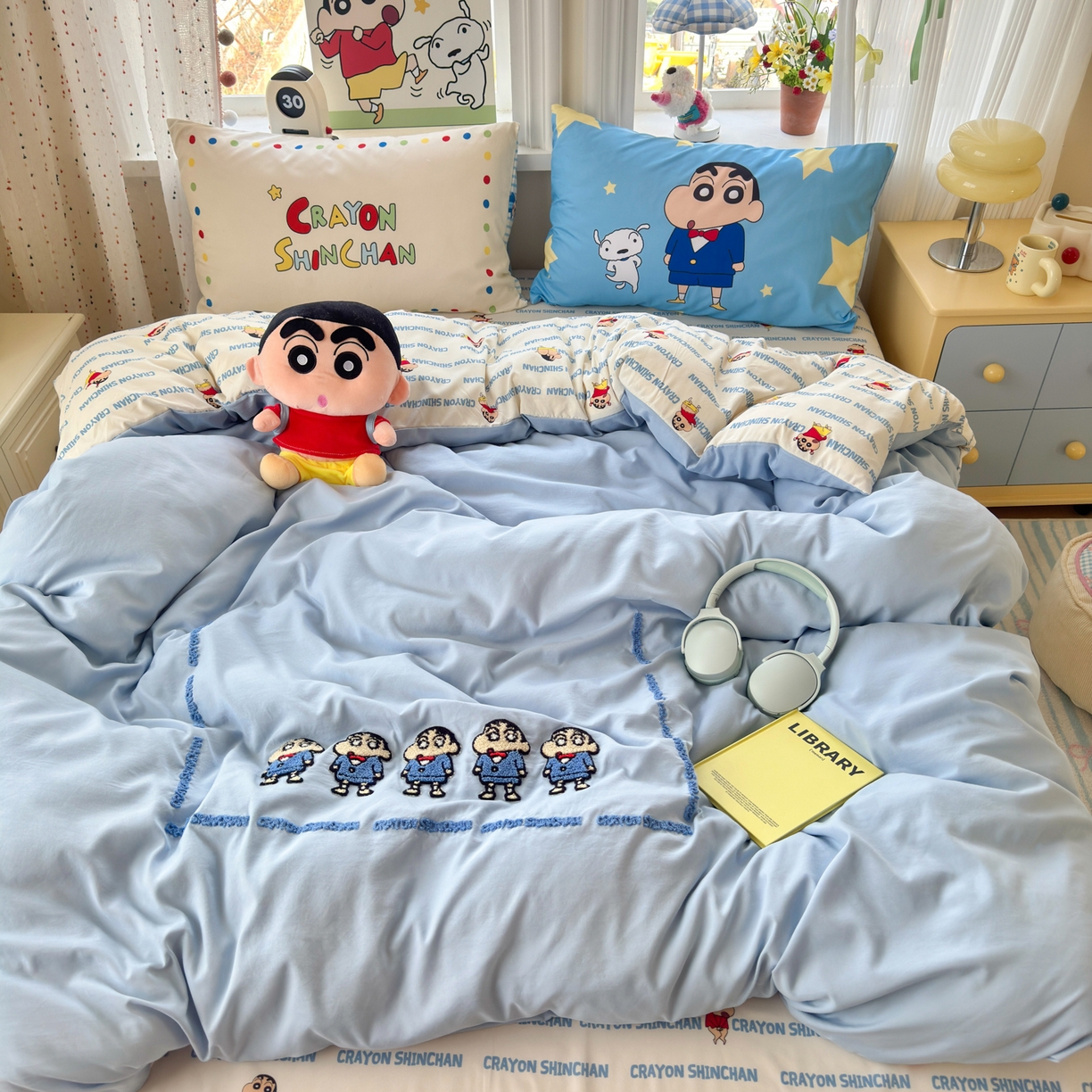 91家纺网 家纺一手货源 找家纺 一霖家纺 2026新款正品蜡笔小新高克重云朵棉毛巾绣数码枕套系列四件套热推款 小新BIUBIU