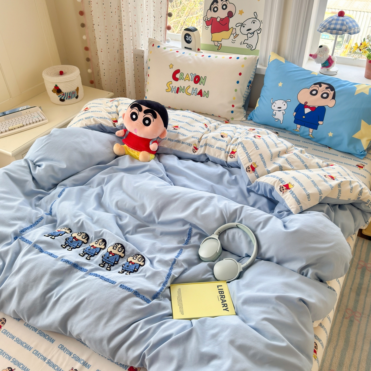 91家纺网 家纺一手货源 找家纺 一霖家纺 2026新款正品蜡笔小新高克重云朵棉毛巾绣数码枕套系列四件套热推款 小新BIUBIU