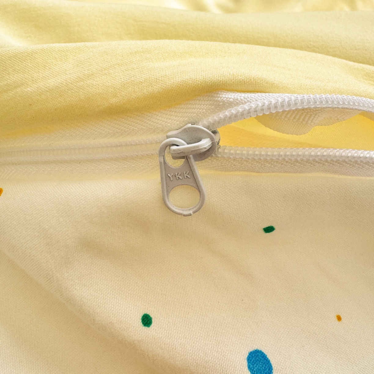 91家纺网 家纺一手货源 找家纺 一霖家纺 2026新款正品蜡笔小新高克重云朵棉毛巾绣数码枕套系列四件套热推款 小新变装秀