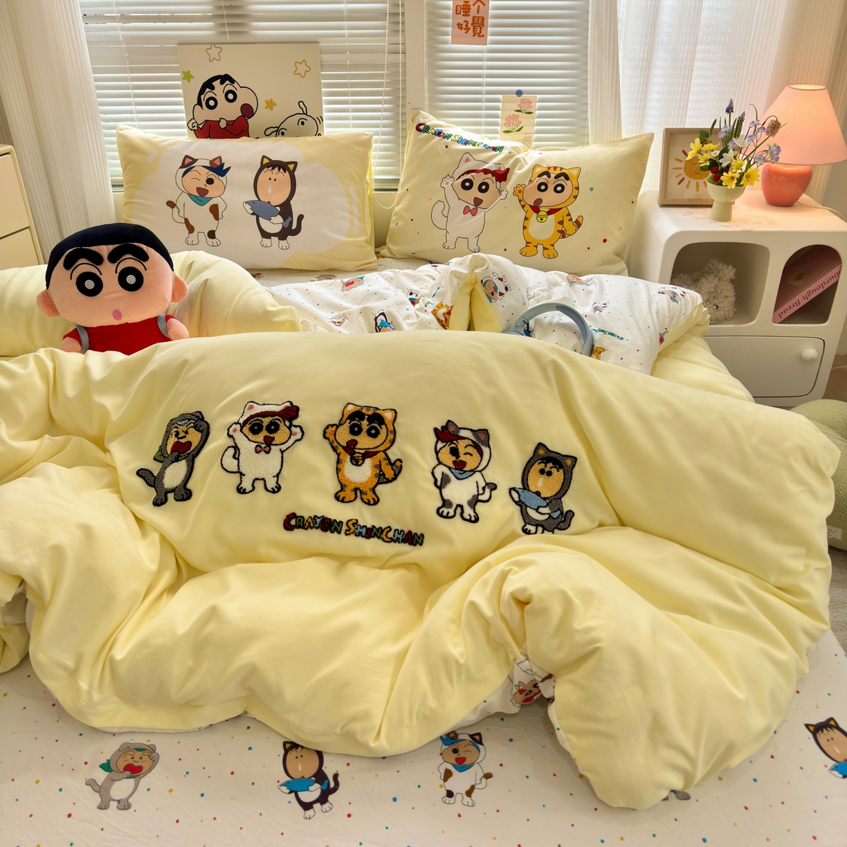 91家纺网 家纺一手货源 找家纺 一霖家纺 2026新款正品蜡笔小新高克重云朵棉毛巾绣数码枕套系列四件套热推款 小新变装秀