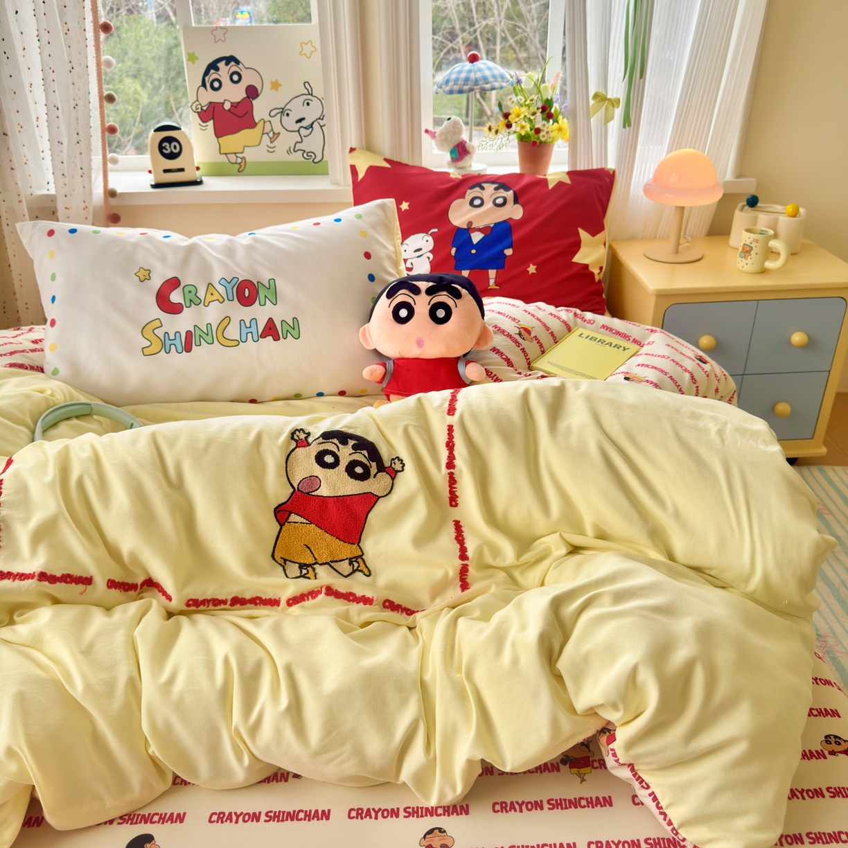 91家纺网 家纺一手货源 找家纺 一霖家纺 2026新款正品蜡笔小新高克重云朵棉毛巾绣数码枕套系列四件套热推款 嗨皮小新