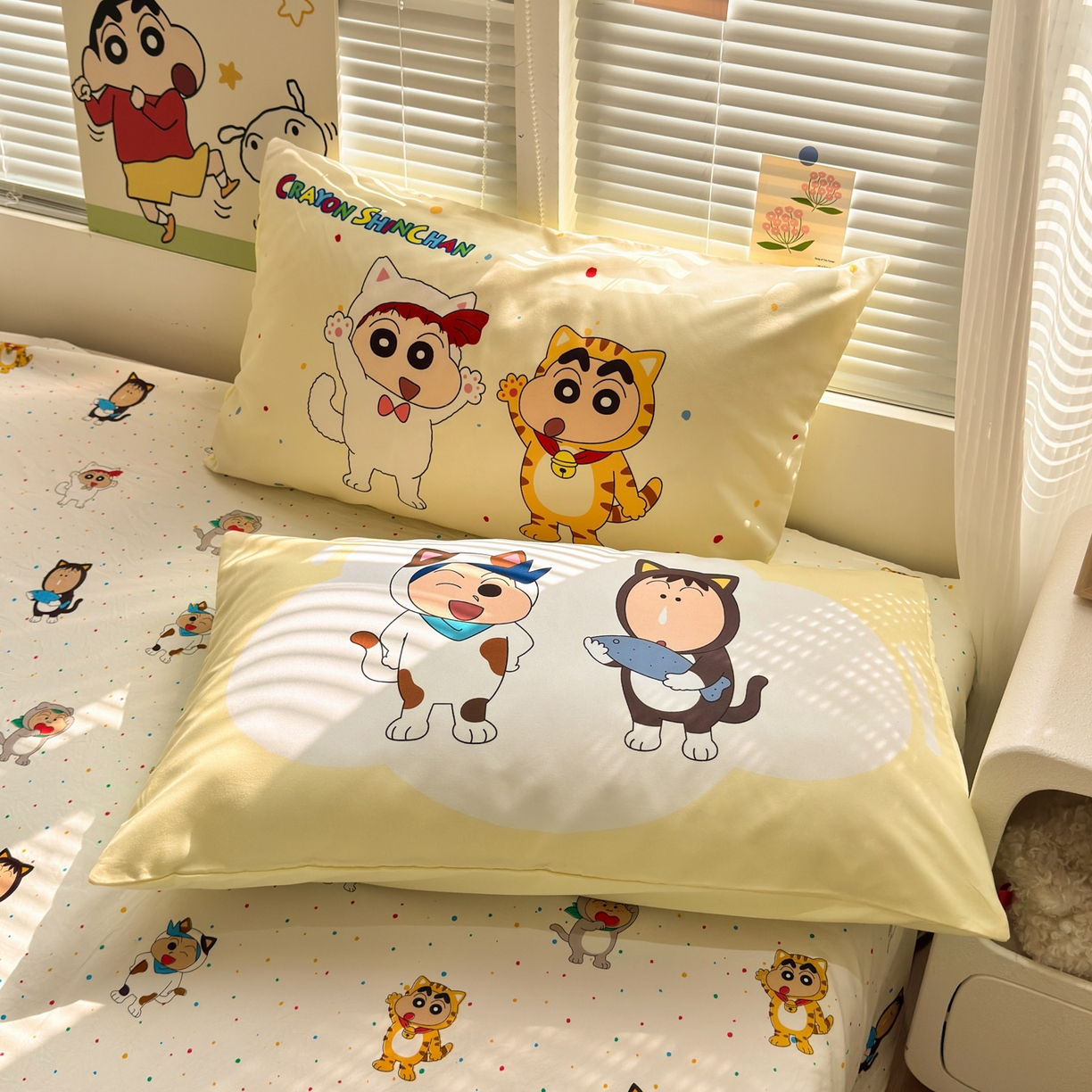 91家纺网 家纺一手货源 找家纺 一霖家纺 2026新款正品蜡笔小新高克重云朵棉毛巾绣数码枕套系列四件套热推款 小新变装秀