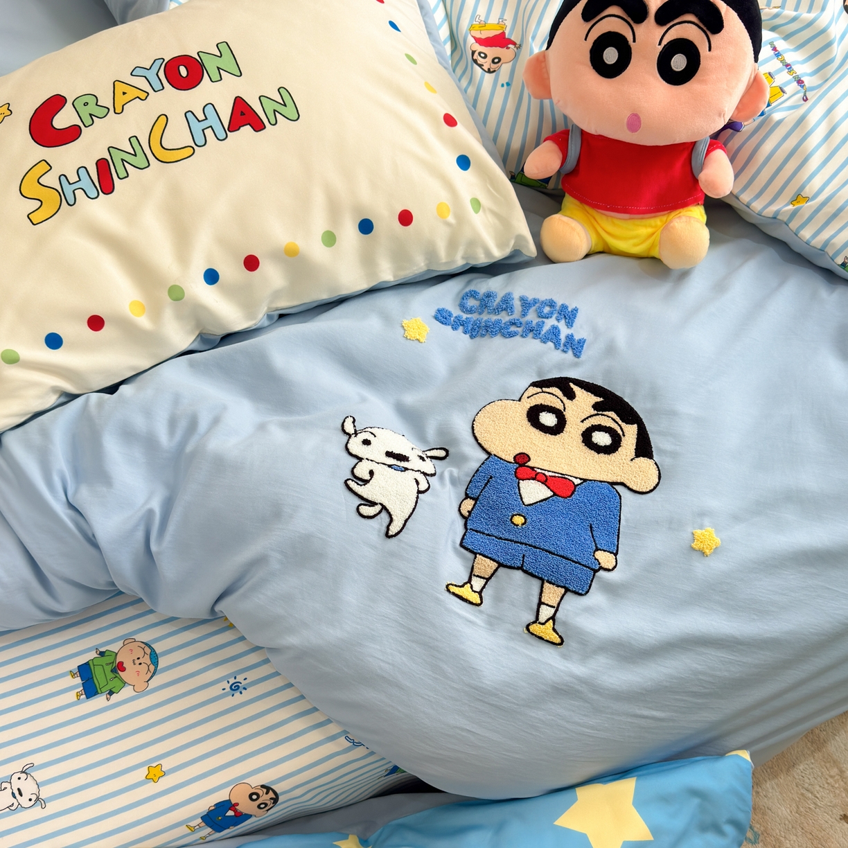 91家纺网 家纺一手货源 找家纺 一霖家纺 2026新款正品蜡笔小新高克重云朵棉毛巾绣数码枕套系列四件套热推款 海盐蜡笔小新