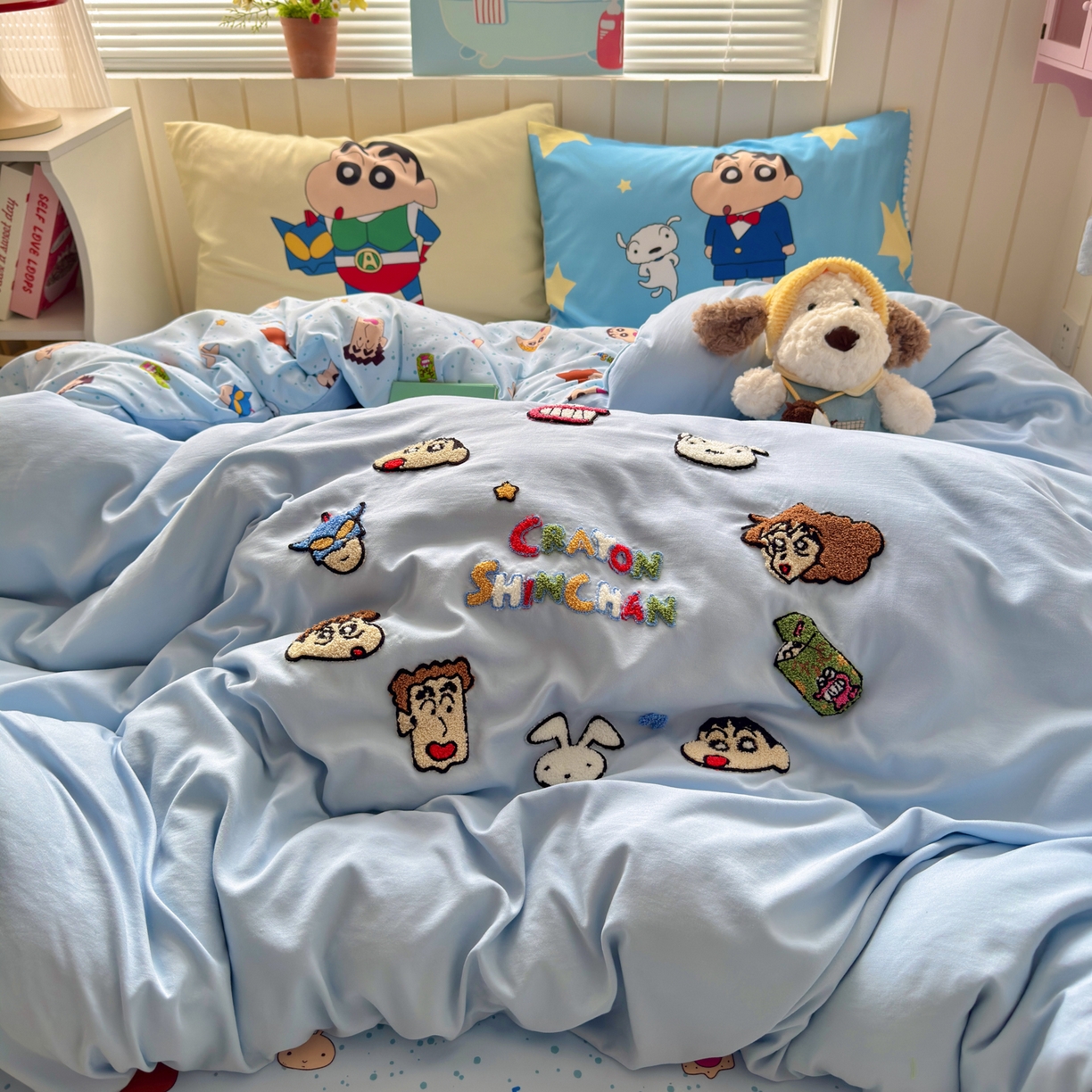 91家纺网 家纺一手货源 找家纺 一霖家纺 2026新款正品蜡笔小新高克重云朵棉毛巾绣数码枕套系列四件套热推款 小新大家族