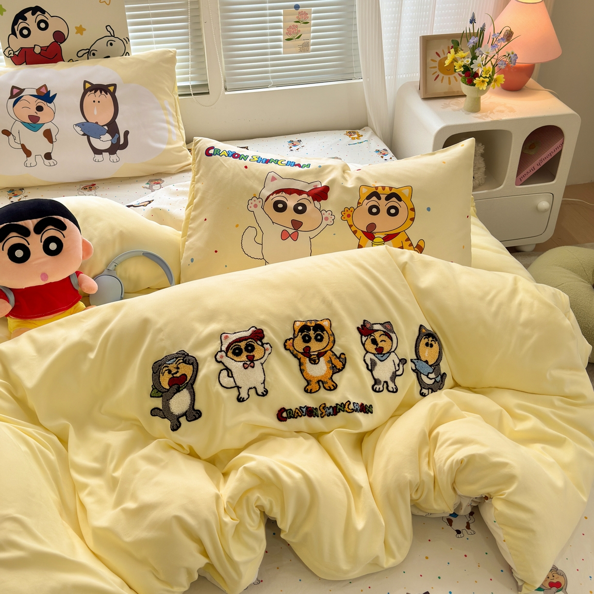 91家纺网 家纺一手货源 找家纺 一霖家纺 2026新款正品蜡笔小新高克重云朵棉毛巾绣数码枕套系列四件套热推款 小新变装秀