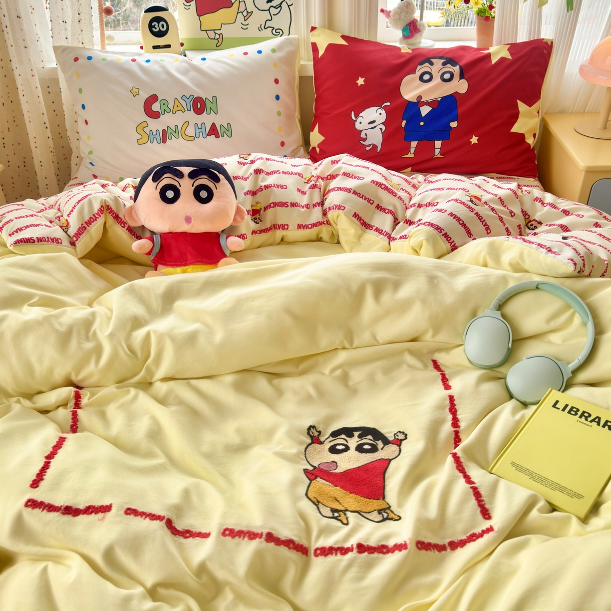 91家纺网 家纺一手货源 找家纺 一霖家纺 2026新款正品蜡笔小新高克重云朵棉毛巾绣数码枕套系列四件套热推款 嗨皮小新