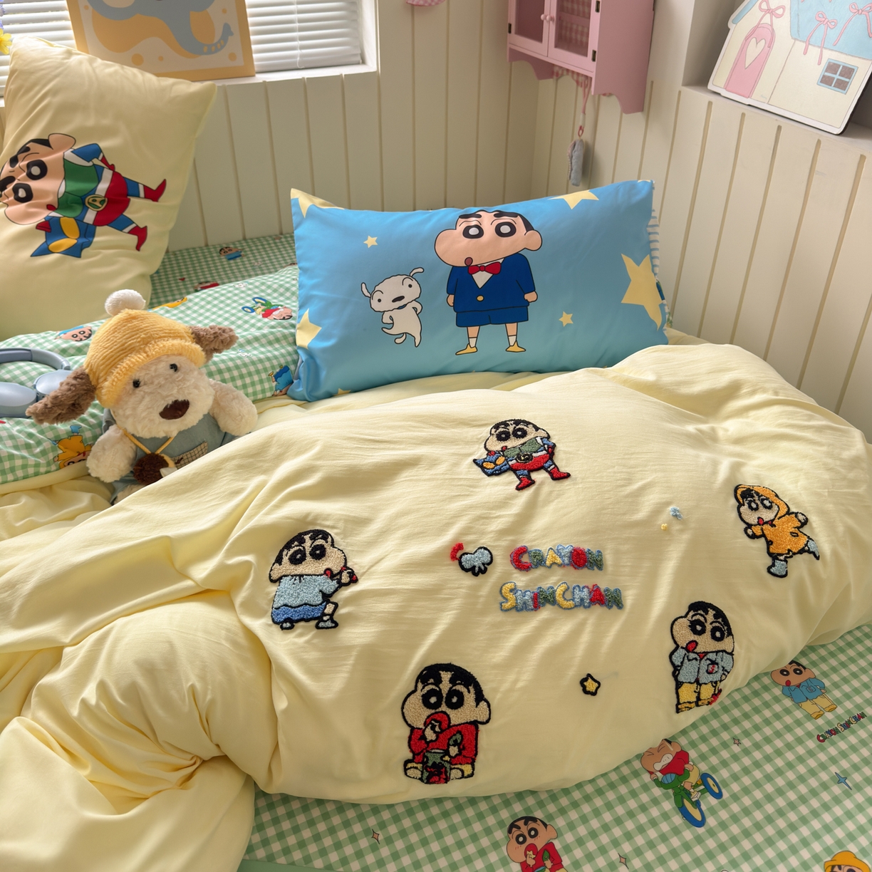 91家纺网 家纺一手货源 找家纺 一霖家纺 2026新款正品蜡笔小新高克重云朵棉毛巾绣数码枕套系列四件套热推款 动感光波