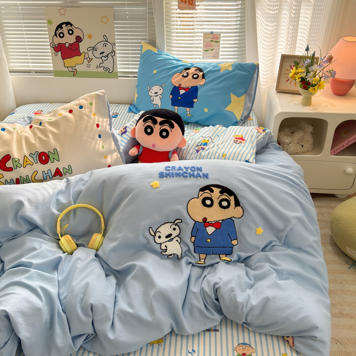 91家纺网 家纺一手货源 找家纺 一霖家纺 2026新款正品蜡笔小新高克重云朵棉毛巾绣数码枕套系列四件套热推款 海盐蜡笔小新