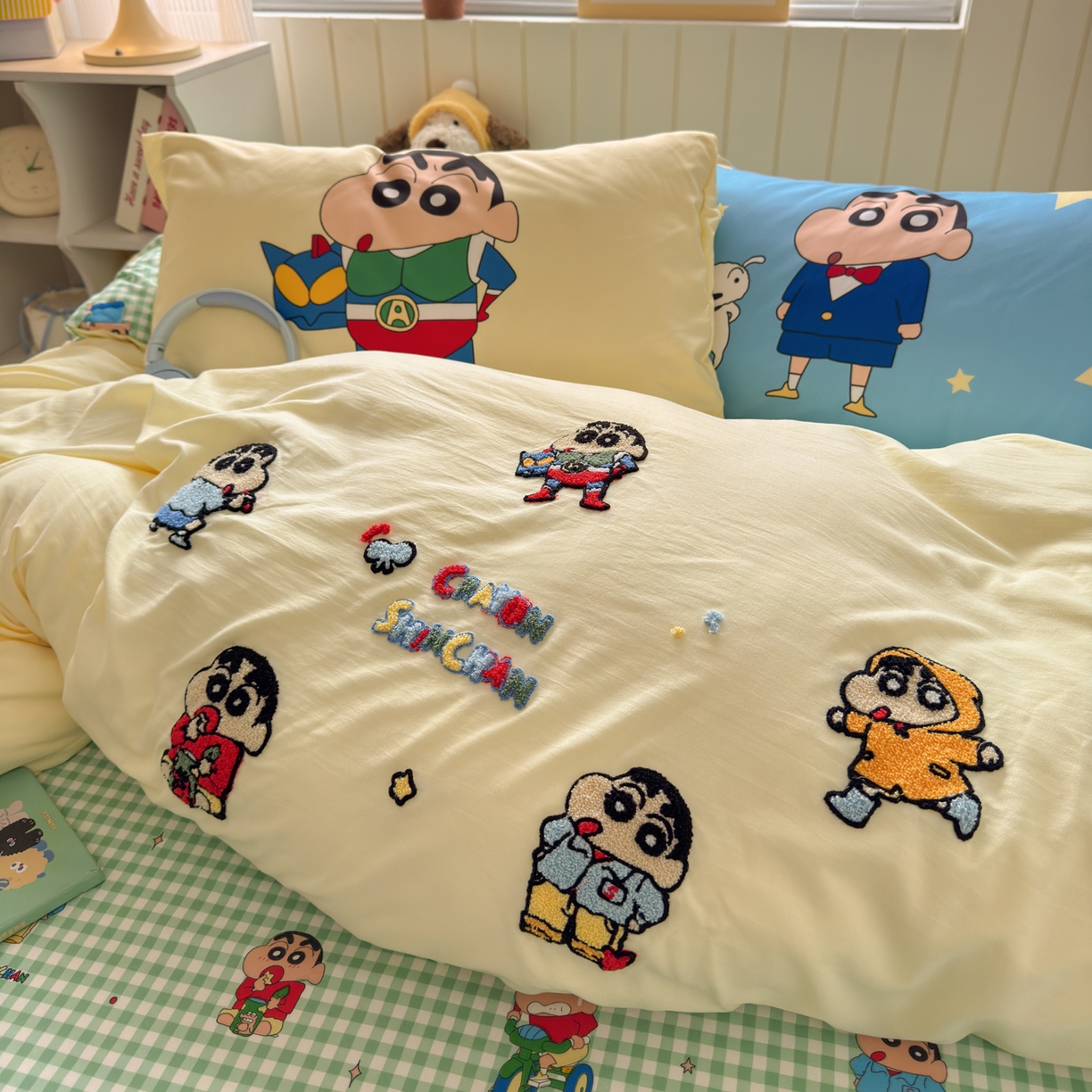 91家纺网 家纺一手货源 找家纺 一霖家纺 2026新款正品蜡笔小新高克重云朵棉毛巾绣数码枕套系列四件套热推款 动感光波