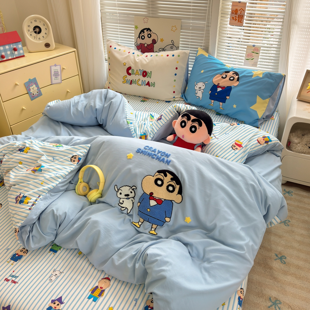 91家纺网 家纺一手货源 找家纺 一霖家纺 2026新款正品蜡笔小新高克重云朵棉毛巾绣数码枕套系列四件套热推款 海盐蜡笔小新