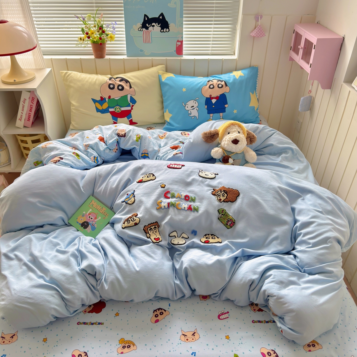 91家纺网 家纺一手货源 找家纺 一霖家纺 2026新款正品蜡笔小新高克重云朵棉毛巾绣数码枕套系列四件套热推款 小新大家族