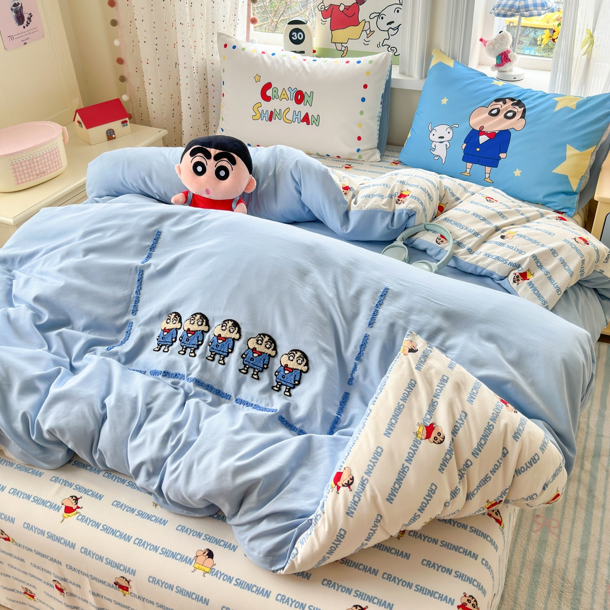 91家纺网 家纺一手货源 找家纺 一霖家纺 2026新款正品蜡笔小新高克重云朵棉毛巾绣数码枕套系列四件套热推款 小新BIUBIU