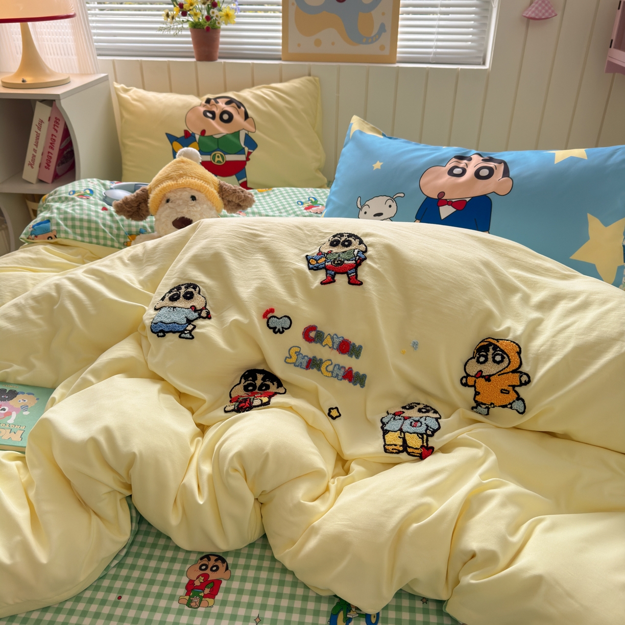 91家纺网 家纺一手货源 找家纺 一霖家纺 2026新款正品蜡笔小新高克重云朵棉毛巾绣数码枕套系列四件套热推款 动感光波