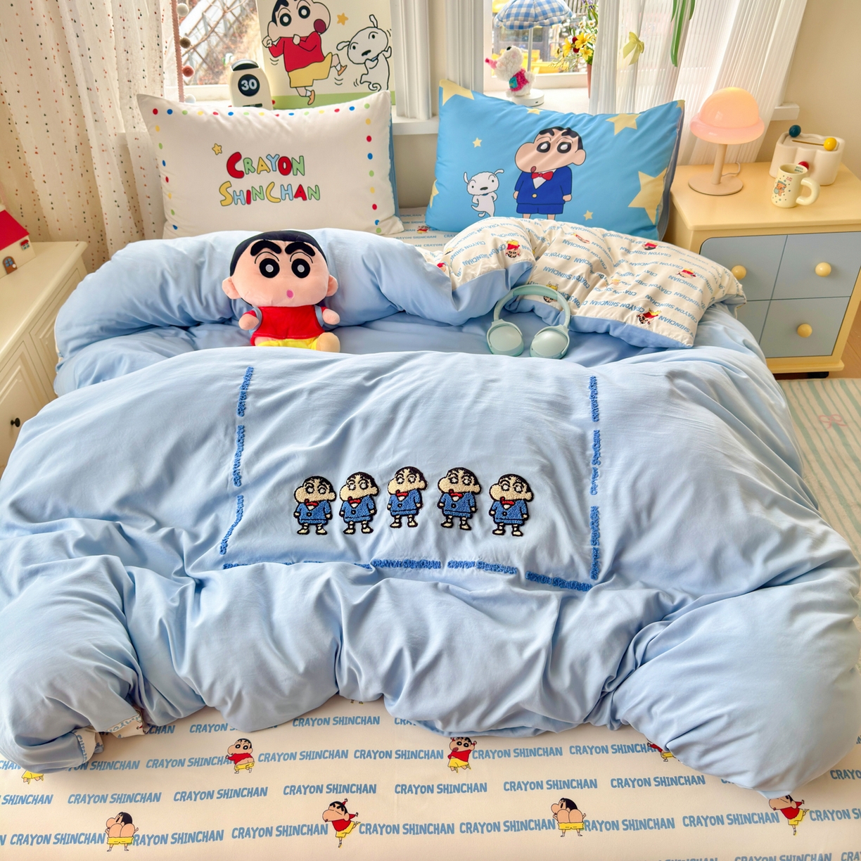 91家纺网 家纺一手货源 找家纺 一霖家纺 2026新款正品蜡笔小新高克重云朵棉毛巾绣数码枕套系列四件套热推款 小新BIUBIU