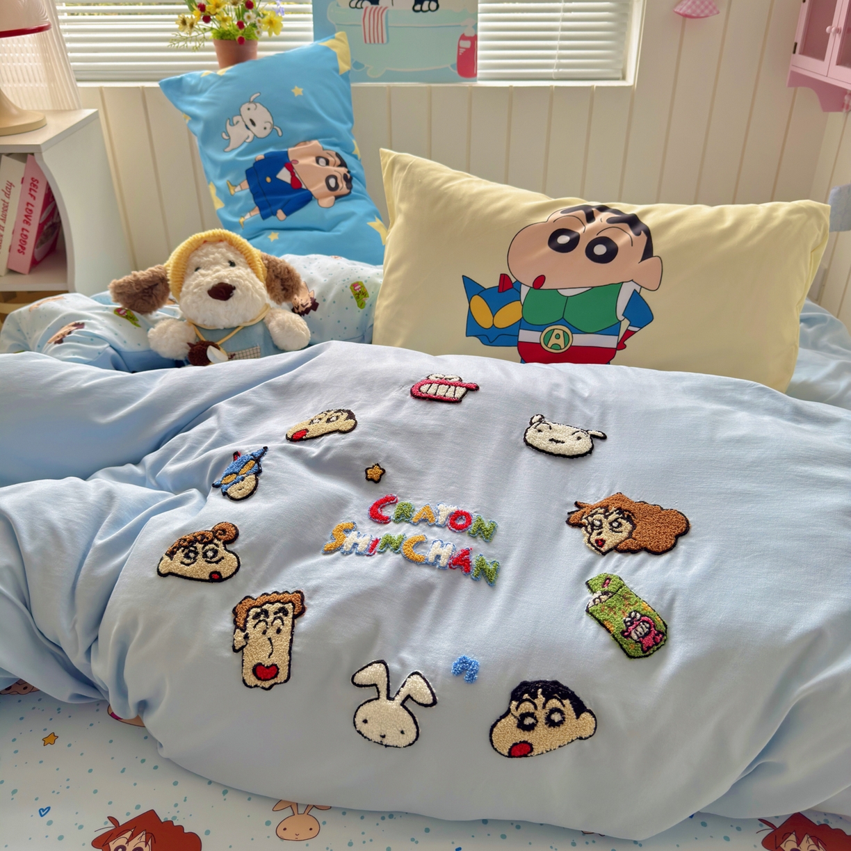 91家纺网 家纺一手货源 找家纺 一霖家纺 2026新款正品蜡笔小新高克重云朵棉毛巾绣数码枕套系列四件套热推款 小新大家族