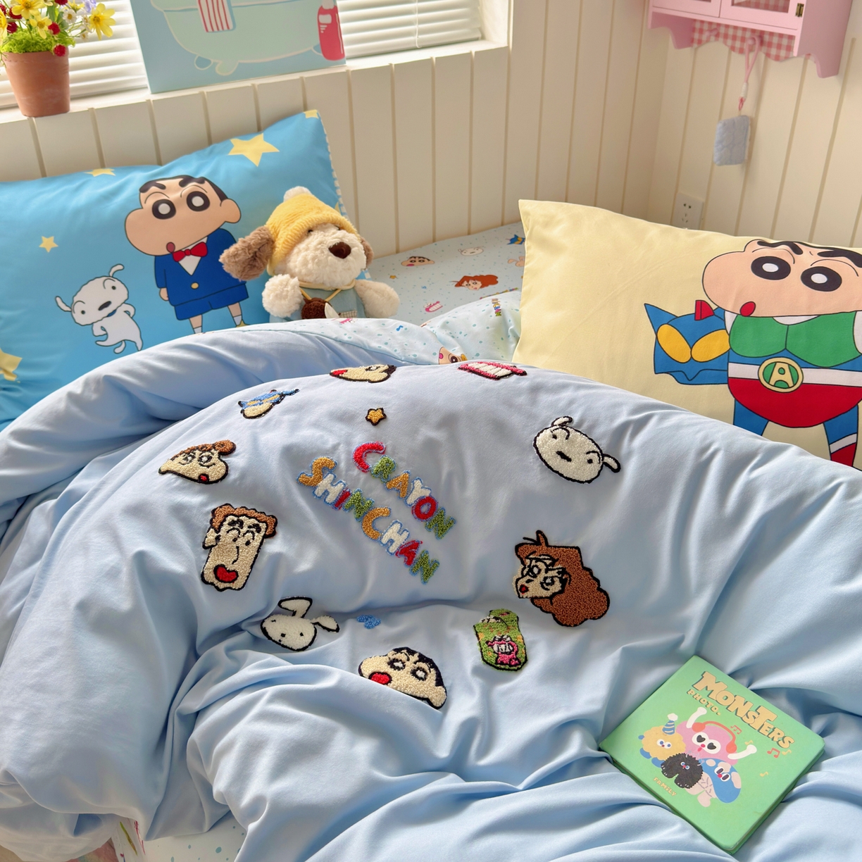 91家纺网 家纺一手货源 找家纺 一霖家纺 2026新款正品蜡笔小新高克重云朵棉毛巾绣数码枕套系列四件套热推款 小新大家族